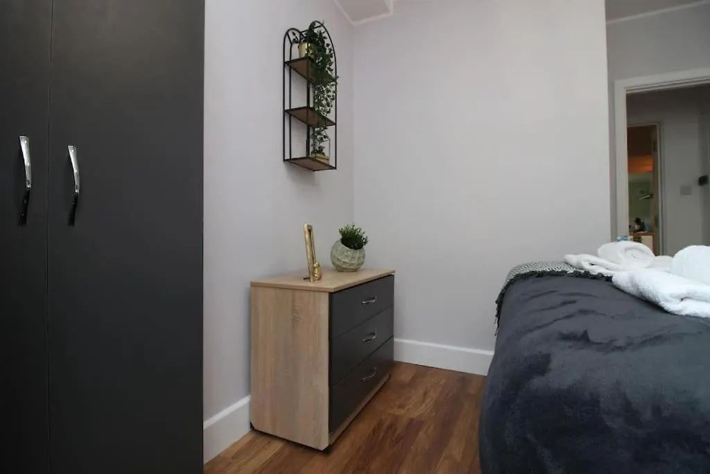 Cosy 1 Bedroom Flat - Minutes Walk To The Train Station -Ideal For Contractors - Business - Family Bath 0*,  United Kingdom