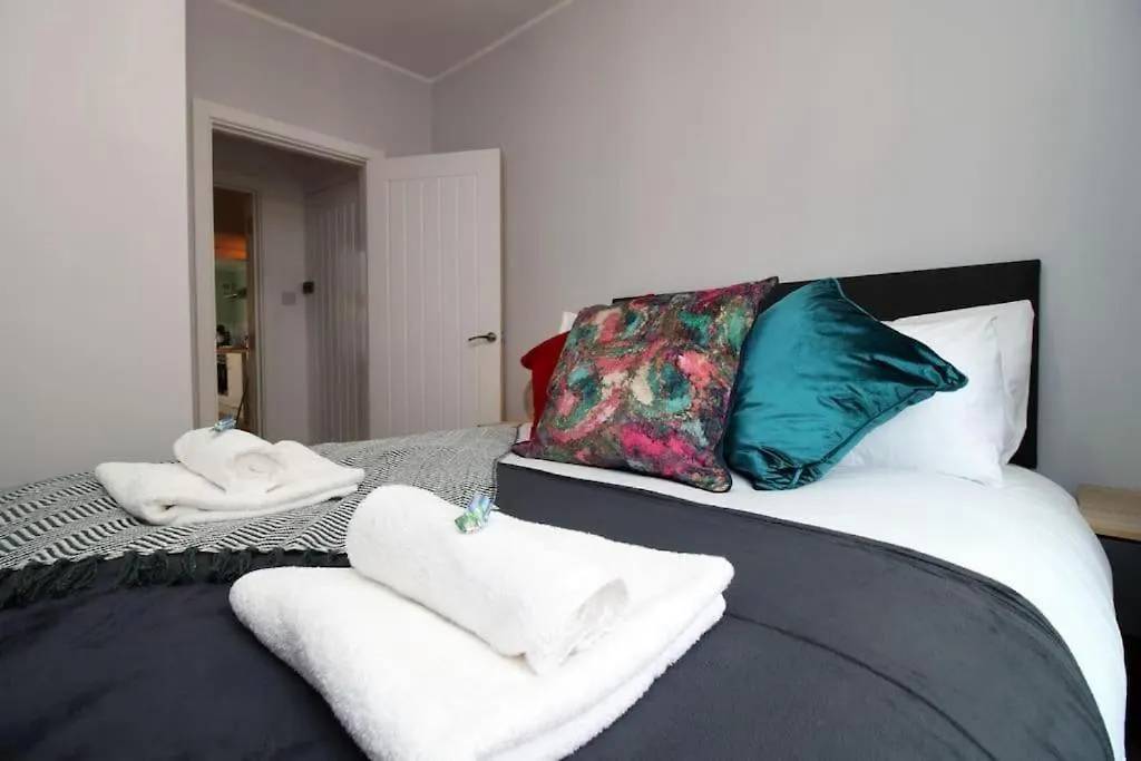 Cosy 1 Bedroom Flat - Minutes Walk To The Train Station -Ideal For Contractors - Business - Family Bath 0*,  United Kingdom