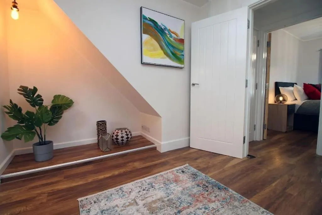 Cosy 1 Bedroom Flat - Minutes Walk To The Train Station -Ideal For Contractors - Business - Family Bath Apartment