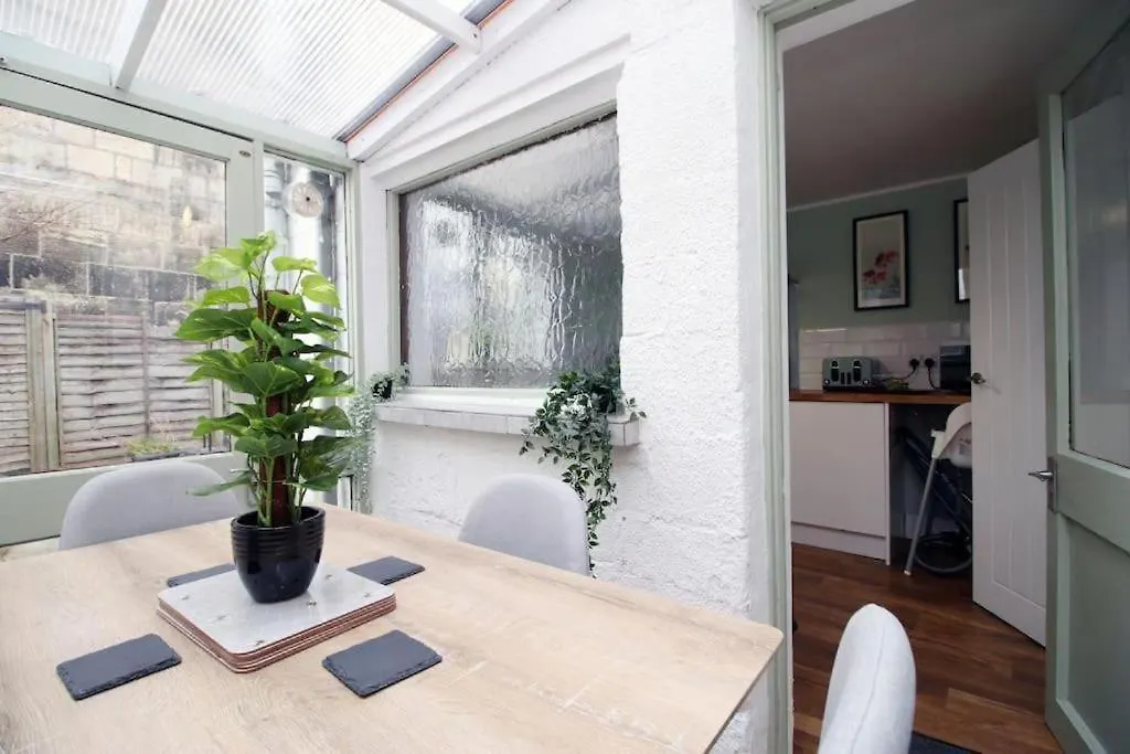 Cosy 1 Bedroom Flat - Minutes Walk To The Train Station -Ideal For Contractors - Business - Family Bath United Kingdom